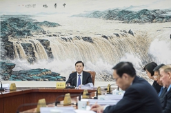 张德江主持召开十二届全国人大常委会第一百零五次委员长会议