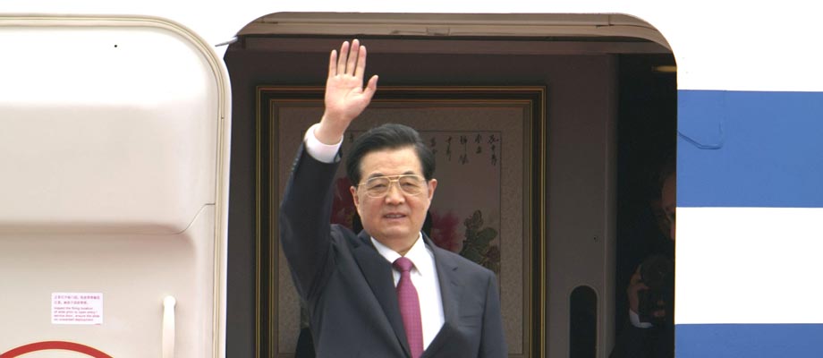 胡锦涛主席走出机舱