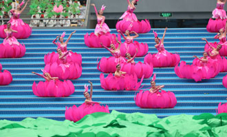 文艺表演《习习清风荷花舞》