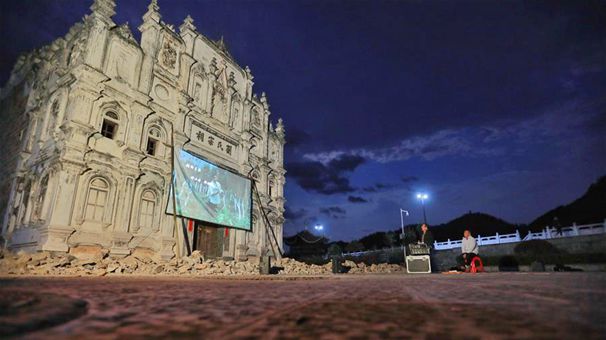 大山里的公益电影放映员