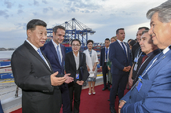 习近平和希腊总理米佐塔基斯共同参观中远海运比雷埃夫斯港项目