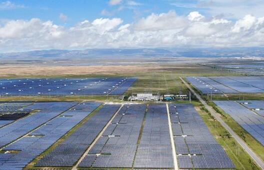 青海共和：“陽光産業”讓荒灘變“銀灘”