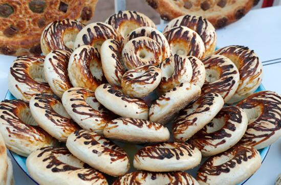 新疆伽师：“小面饼”做成馕产业