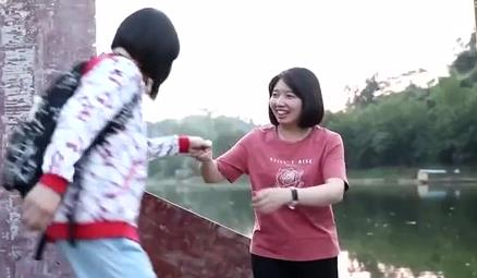 刘明静：13年风雨无阻送学生过河