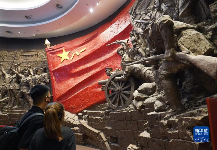 游客在南昌八一起义纪念馆游览参观