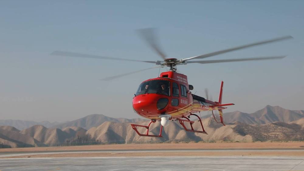 乘坐直升机 和新华社记者一起体验“高空作业”