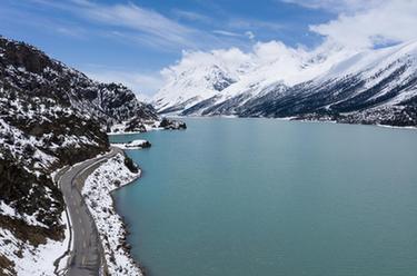 西藏：鸟瞰冰雪然乌湖