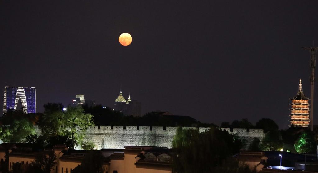 新华全媒+丨诗意中国&mdash;&mdash;平分秋色一轮满，长伴云衢千里明