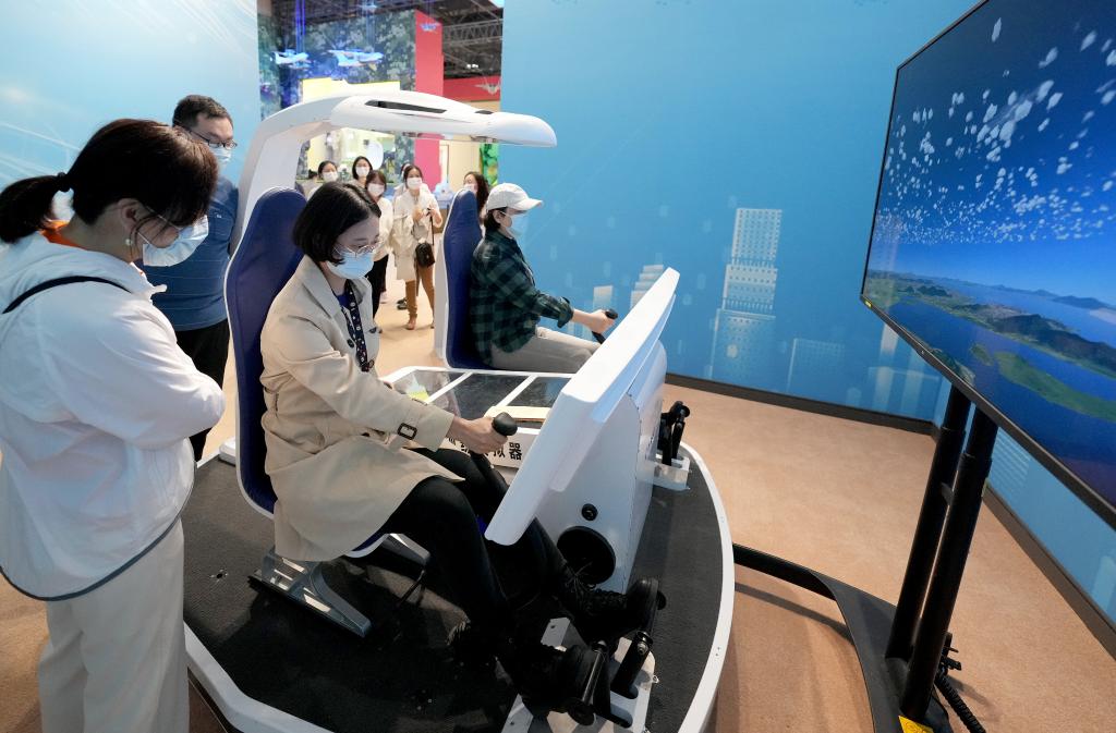 观众踊跃参观&ldquo;奋进新时代&rdquo;主题成就展