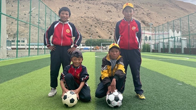 什么原因,让这个孩子只穿一只球鞋踢球?