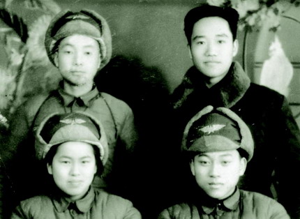 1950年侯伯宇（后右一）参加抗美援朝