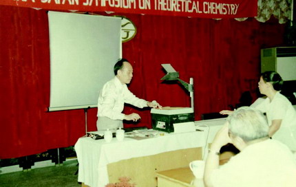 侯伯宇在作学术报告