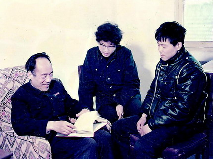 侯伯宇（左一）与首批博士生讨论