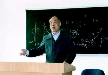 侯伯宇在讲台上