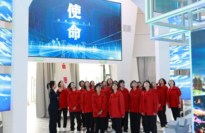 华坪女高学生:将秉承女高吃苦耐劳的红色精神