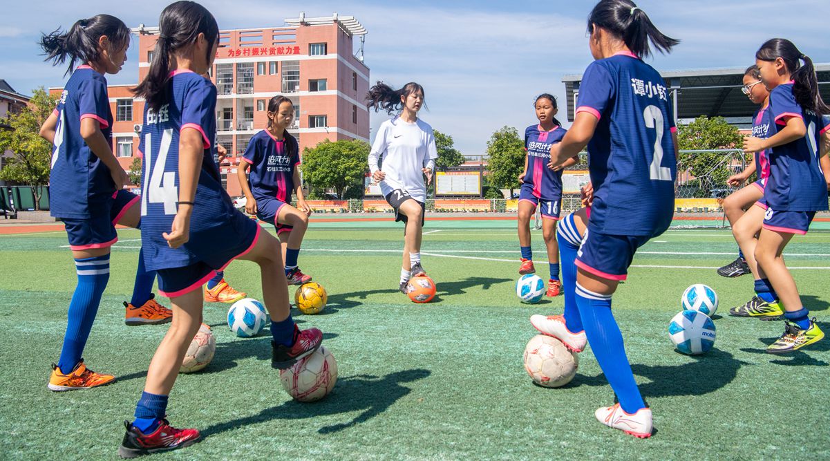 重庆:留守女童足球队“踢”出19个大学生