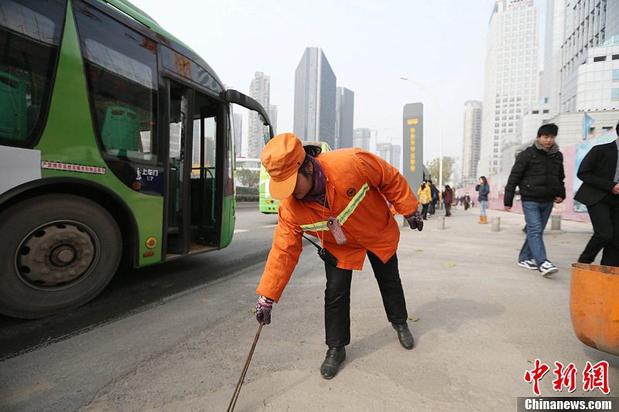 千万富婆甘做环卫工 只为给子女做榜样
