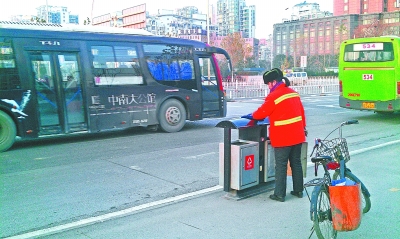 千万富婆甘做月薪千元环卫工?只为给子女做榜样