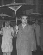 周恩来罕见慈爱老照片