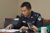 “双倍广告联盟”办案民警戴警官接受记者采访