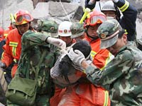 汶川地震感动瞬间：废墟中闪耀着人性光辉