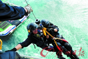 探访南海&ldquo;海上蜘蛛侠&rdquo;：穿尿不湿救人