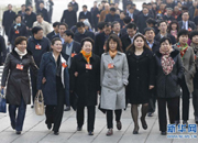 全国政协委员们抵达天安门广场