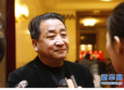 全国政协委员姜昆在会前接受记者采访