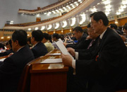十二届全国人大二次会议举行第三次全体会议 代表在听会