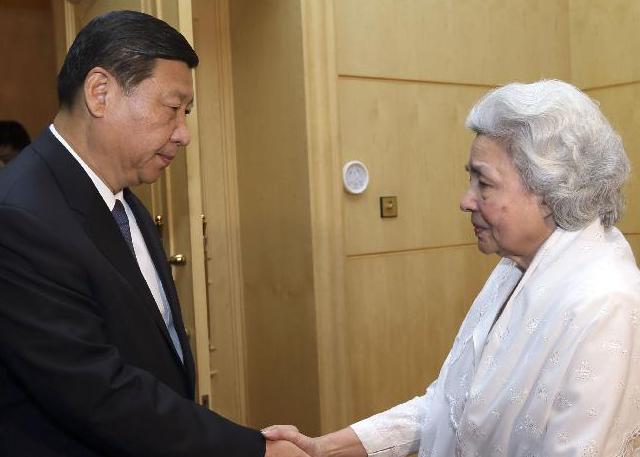 习近平看望柬埔寨太后莫尼列