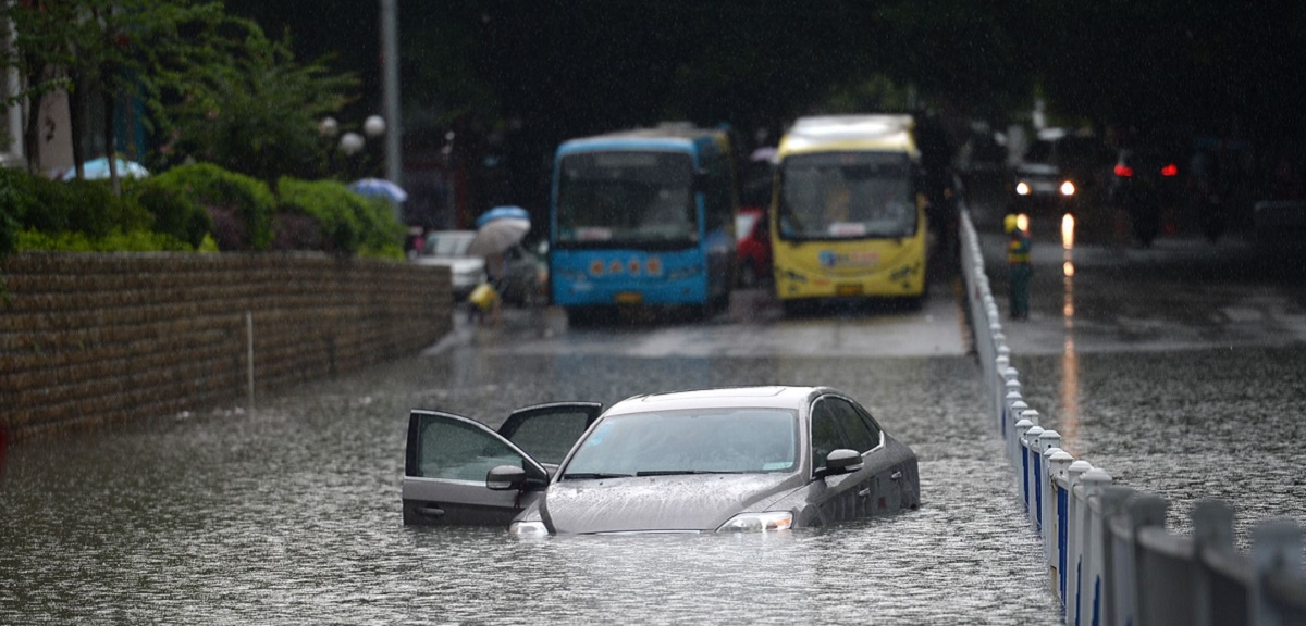 雨災！暴雨引發內澇 車輛涉水如何自救？