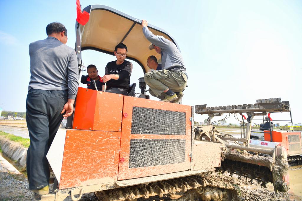 湖南常德:农机培训进田间