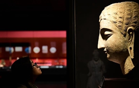 丝路文物亮相古城西安