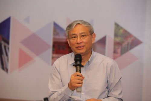 周其仁认为，处理政商关系时，企业要有自己的选择。