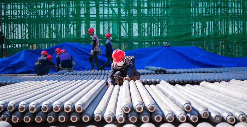 中老铁路最大车站万象站封顶