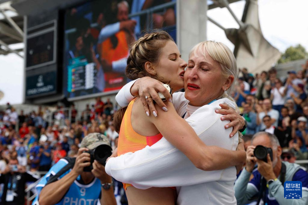 田径——乌克兰选手马胡齐克创造女子跳高新世界纪录-新华网