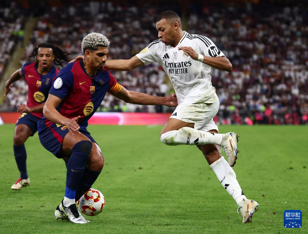 足球——西班牙超级杯：巴塞罗那夺冠-新华网