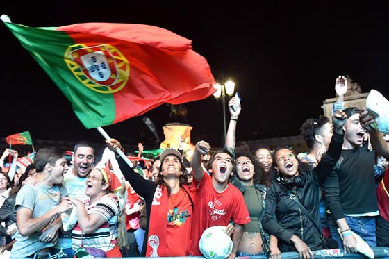 葡萄牙球迷庆祝国家队晋级八强