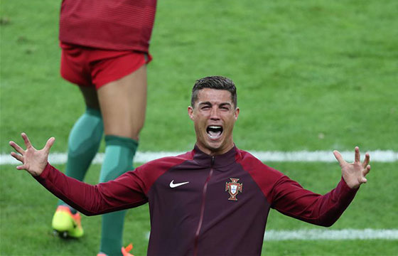 欧锦赛：葡萄牙队首次夺冠