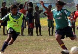 国社@体育｜踢球吧！印度&mdash;&mdash;龙与象不约而同逐梦足球