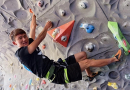 国社@体育｜西藏攀岩资格赛场上的三张面孔