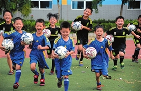 踢足球耽误学习？校长们说&ldquo;学霸＋球王&rdquo;其实可以这样培养