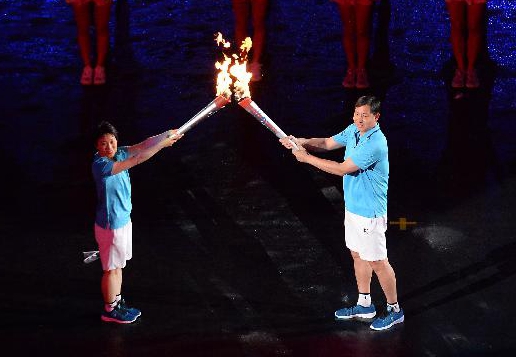 记第十三届全运会主火炬点燃：圣火耀津门，体育启未来