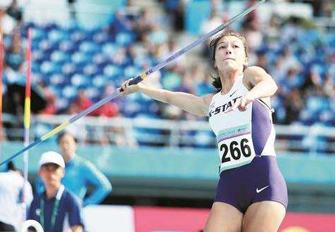 实拍全运会标枪赛场上的华裔女选手，她的外婆是大名鼎鼎的田径名宿