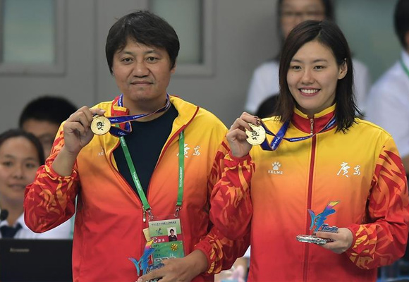 高清组图：全运会游泳女子50米自由泳颁奖仪式，广东队选手刘湘夺金