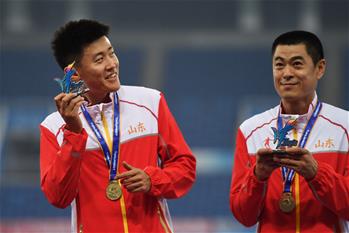 高清组图：全运会田径男子撑杆跳高颁奖仪式