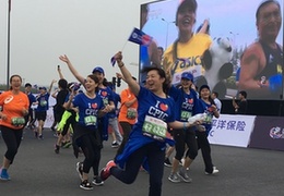 2017成都国际马拉松赛欢乐开跑