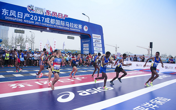 2017成都国际马拉松赛开跑，2万跑友感受天府之国魅力与风情
