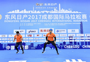 成马活力开跑 | 埃塞尔比亚选手包揽前3，谭维维引领千人合唱