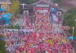 红马进行时(119)|无人机：新华网无人机雨中起飞拍摄红马起跑